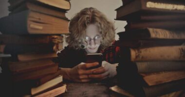 Reading Books On Phone: Is It A Good Idea?