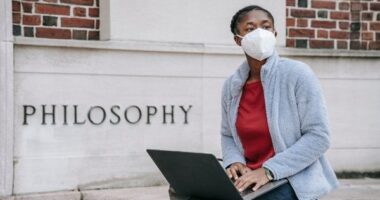 5 Best Philosophy Books For Beginners That Make It Easy to Understand