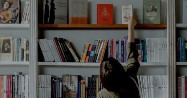 5 Things Every Book Lover Does | Things Bookworms Can Relate To