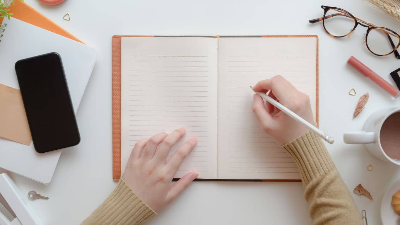 How To Make a Daily Journal Explained in 10 Easy Steps