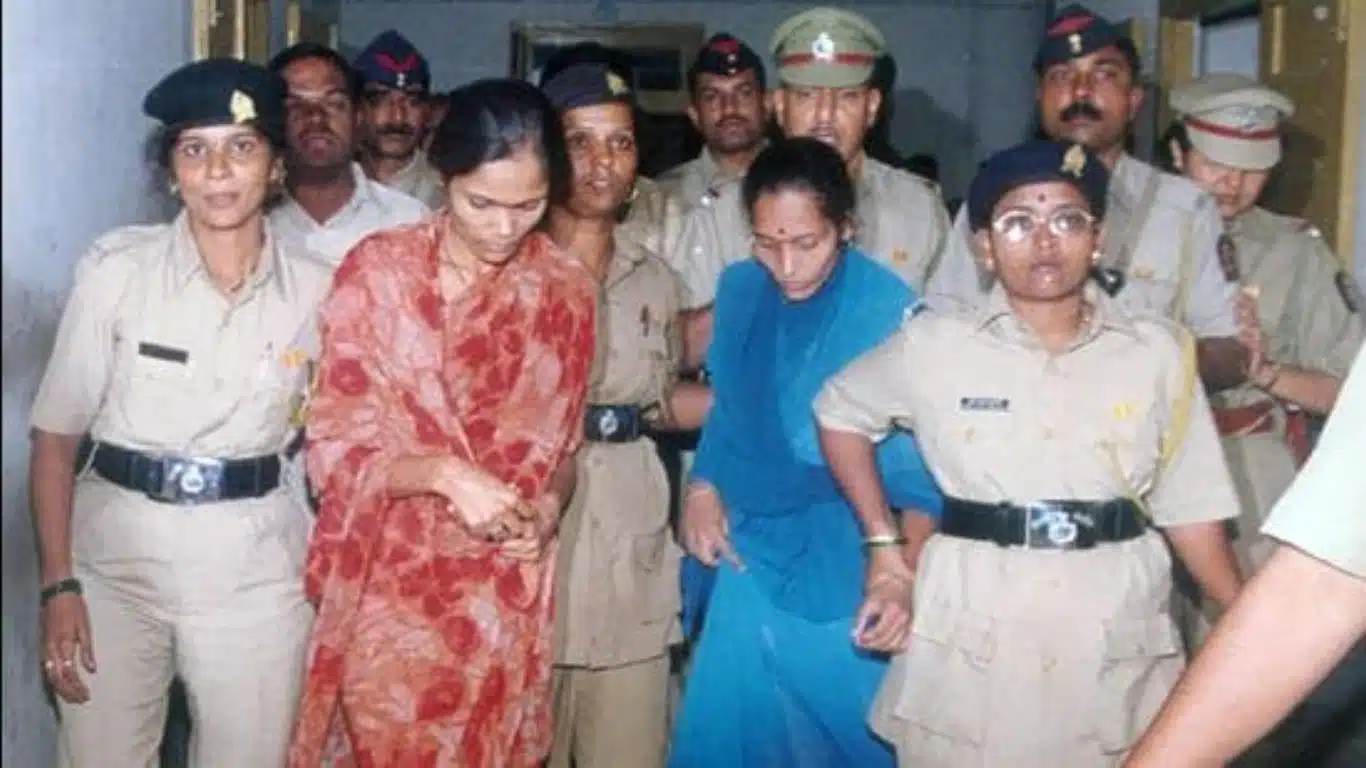 Renuka Shinde & Seema Gavit -(1990-1996) kidnapped 13 children and killed 5 children