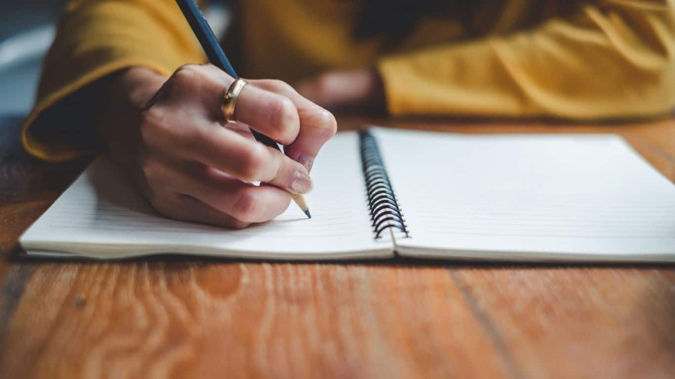 7 तरीके कैसे पढ़ना आपके लेखन कौशल को बढ़ा सकता है