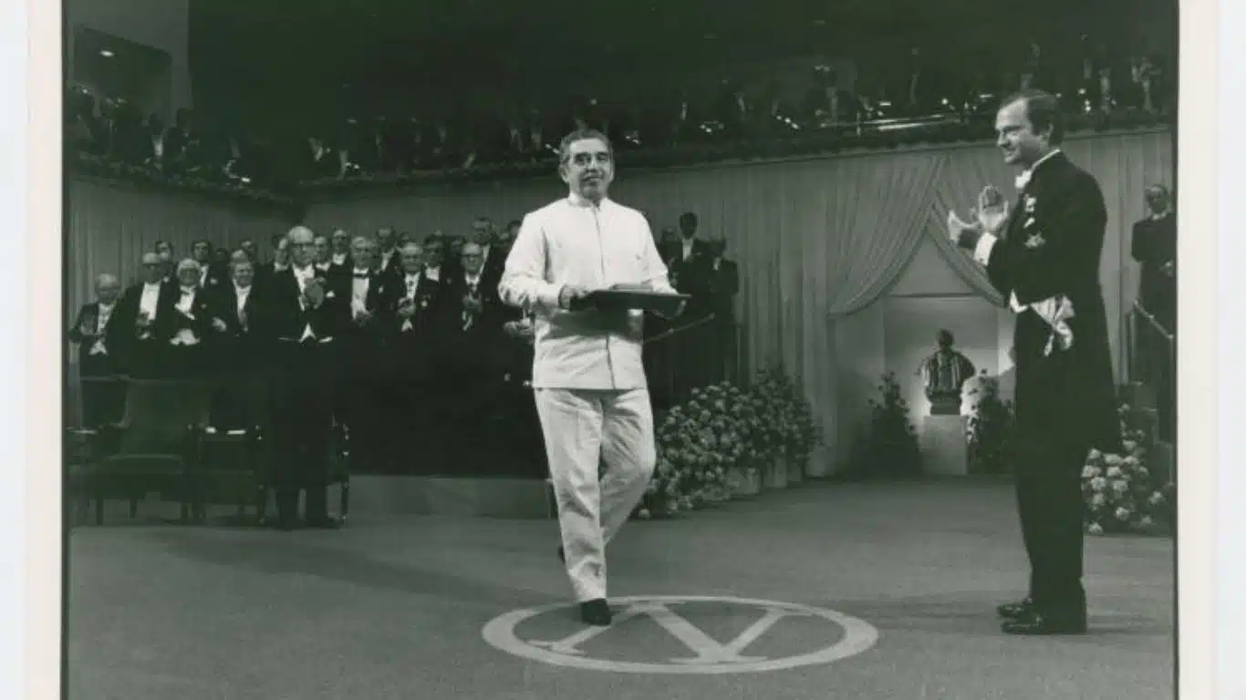 Gabriel García Márquez Biography | Books | Facts - Nobel prize 1982