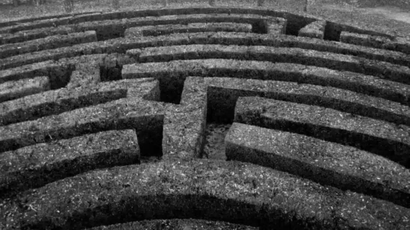 20 Most Iconic Symbols in Different Cultures - Labyrinth (Greek)