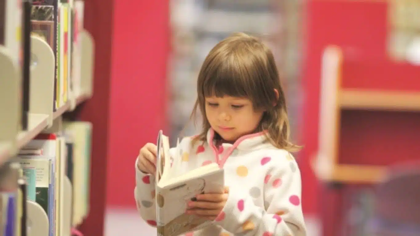 Why Smart People Read Books - Reading promotes critical thinking