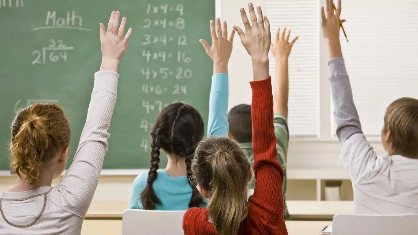 10 Ways Students can be taught Equality in School - Genders working together