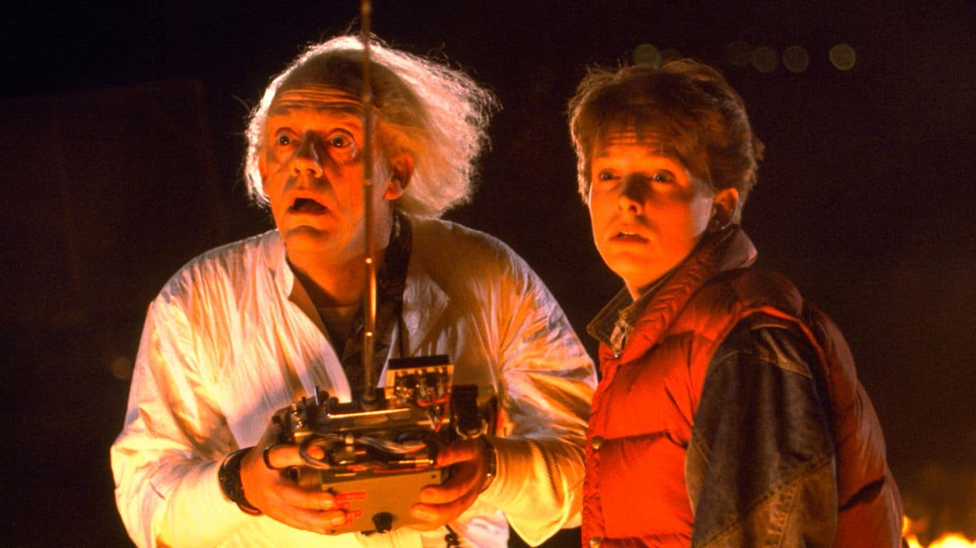 विज्ञान-फाई प्रशंसकों के लिए 10 अवश्य देखें टाइम-ट्रैवल फिल्में - बैक टू द फ्यूचर (1985)