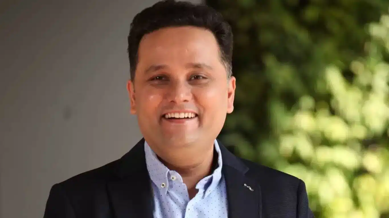 5 Overrated Writers of India Whose Books are Not Good Enough - Amish Tripathi