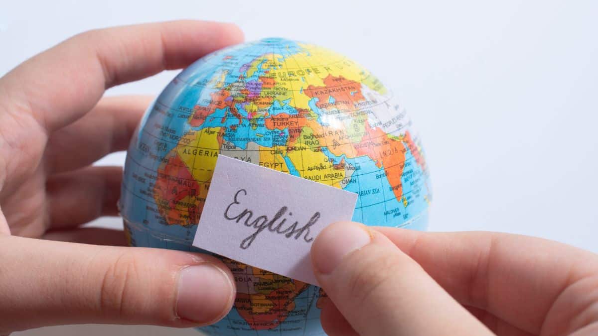 कैसे द्विभाषी शिक्षा छात्रों को बहुभाषी दुनिया के लिए तैयार करती है