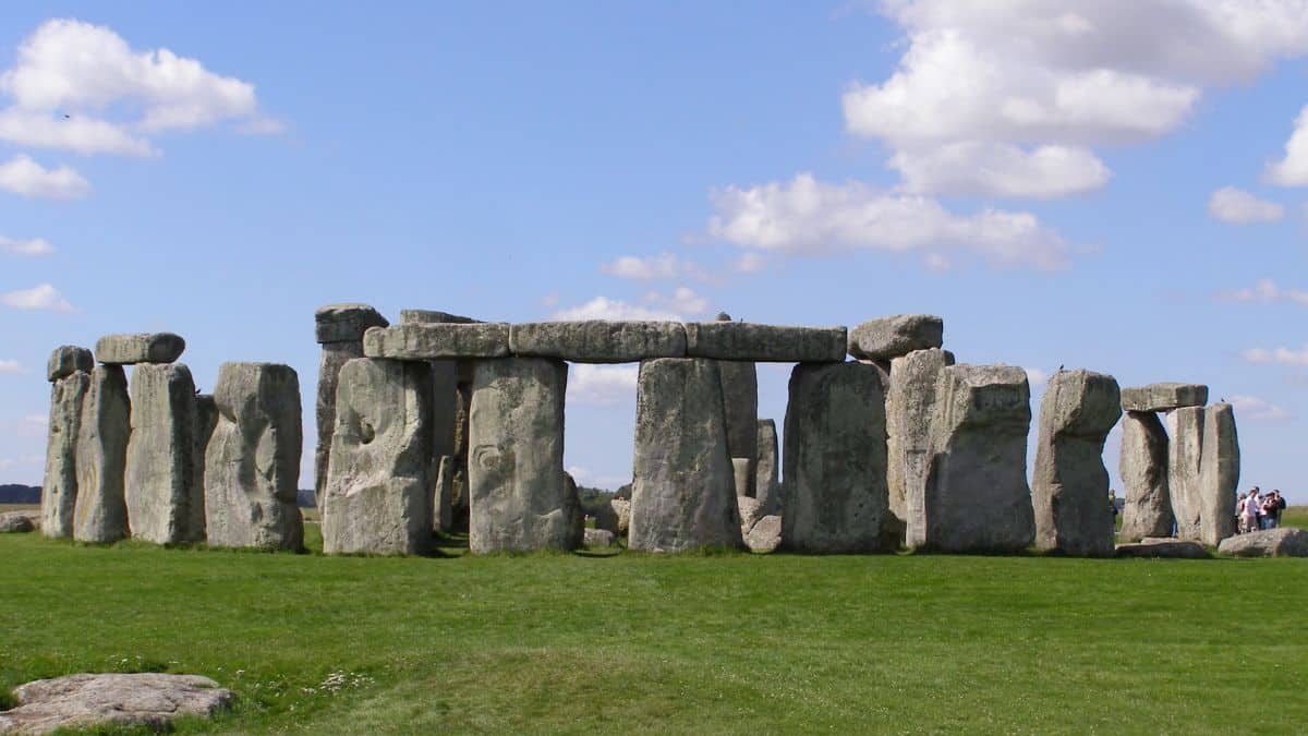 10 Oldest Monuments In the World - Stonehenge, United Kingdom