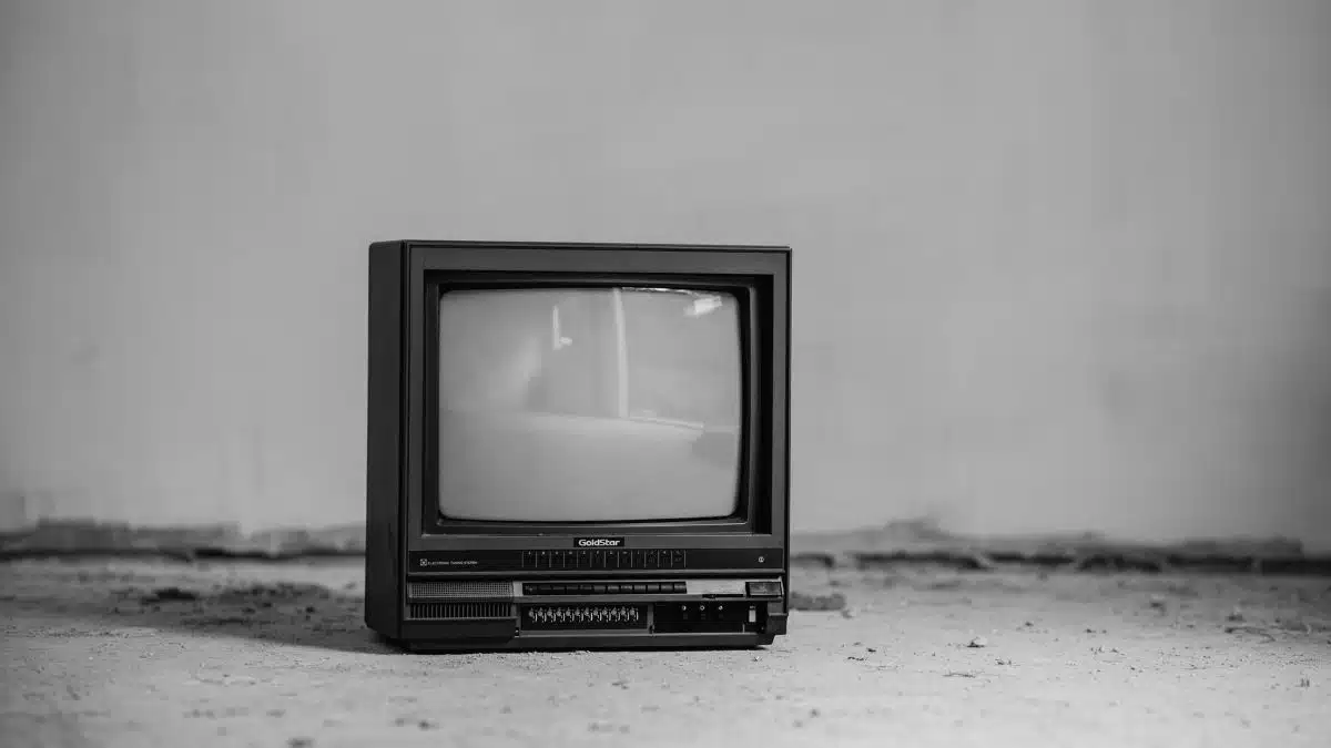 The History of Television: From Black and White to Streaming Services