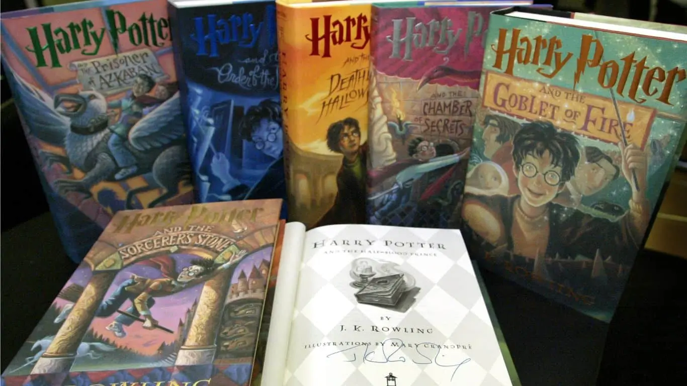 Books like Percy Jackson: 10 Books Similar to Percy Jackson - Harry Potter Series