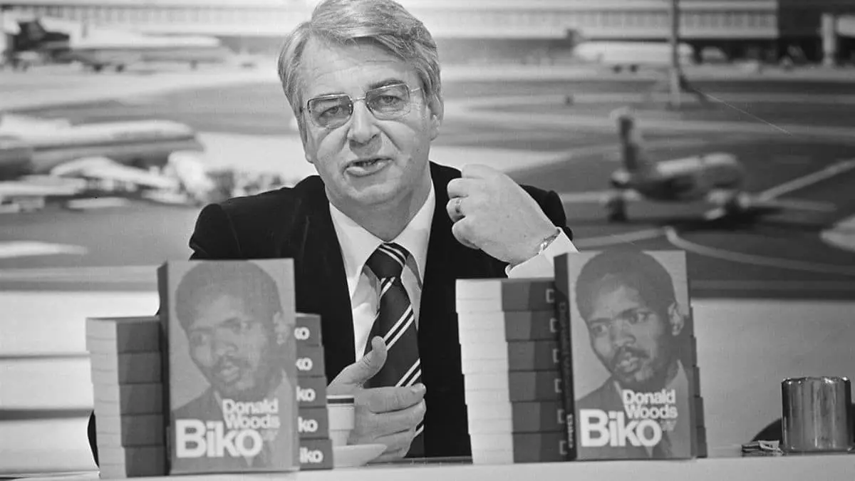 Major Historical Events on December 31 - Today in History - 1977: Donald Woods Flees South Africa