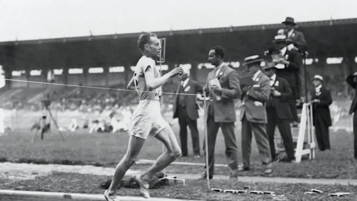 1925: Paavo Nurmi sets indoor records