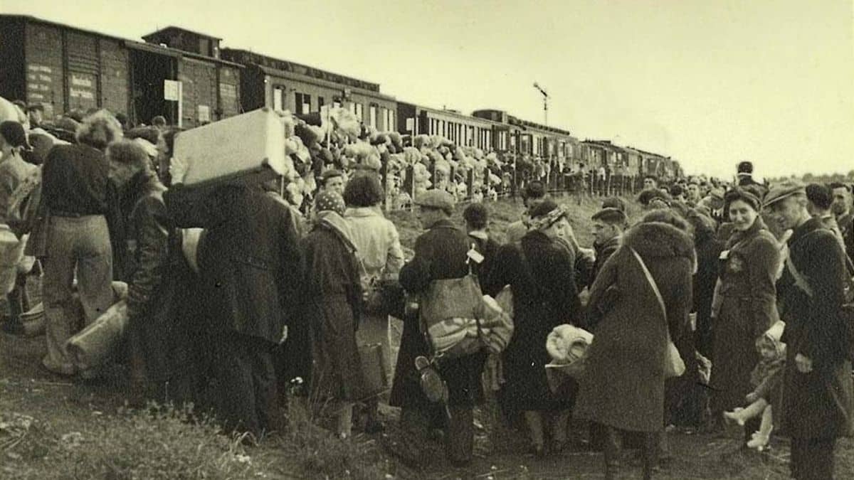 15 जनवरी की प्रमुख ऐतिहासिक घटनाएँ - इतिहास में आज - 1943: यहूदियों को एकाग्रता शिविर वुघ्ट में पहली बार ले जाया गया