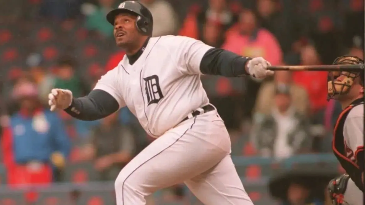 1990: Detroit Tigers Sign Cecil Fielder