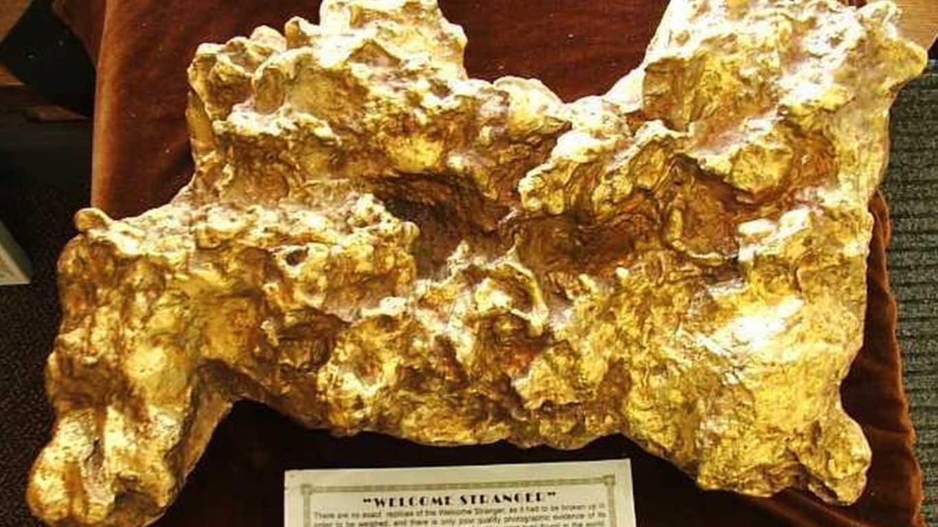 Золотые самородки Австралии. Австралия, месторождения самородного золота. Самородок Канаэ. Самый большой самородок золота в Австралии.