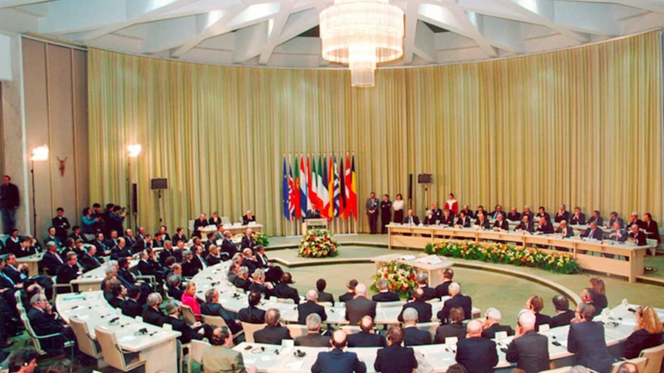 Principales acontecimientos históricos del 7 de febrero - Hoy en la historia - 1992: Firma del Tratado de Maastricht