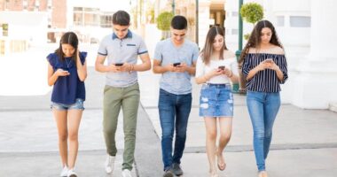 Impact of Students' Addiction to Phones on the Future of a Country