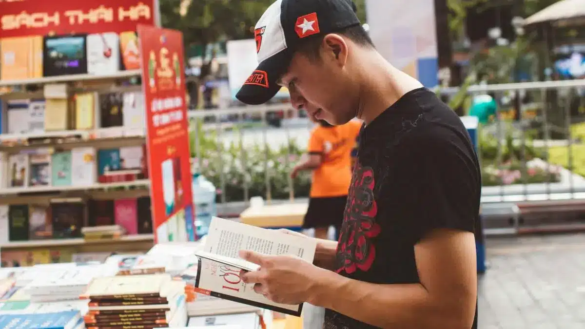 Book Fairs vs. Online Book Shopping: What’s Better for Book Lovers?