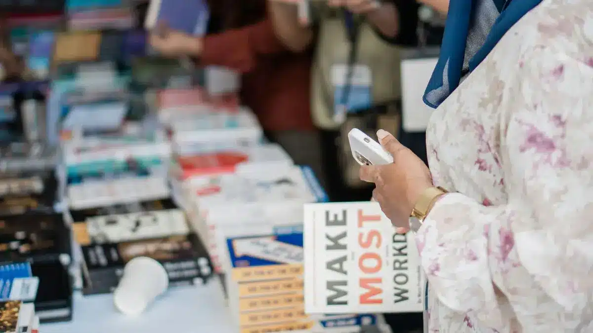 Book Fairs vs. Online Book Shopping: What’s Better for Book Lovers?
